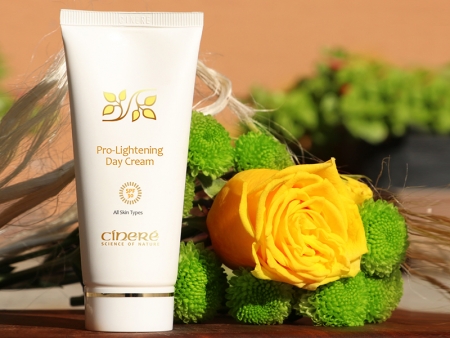 کرم روشنکننده روز سینره با SPF ۳۰