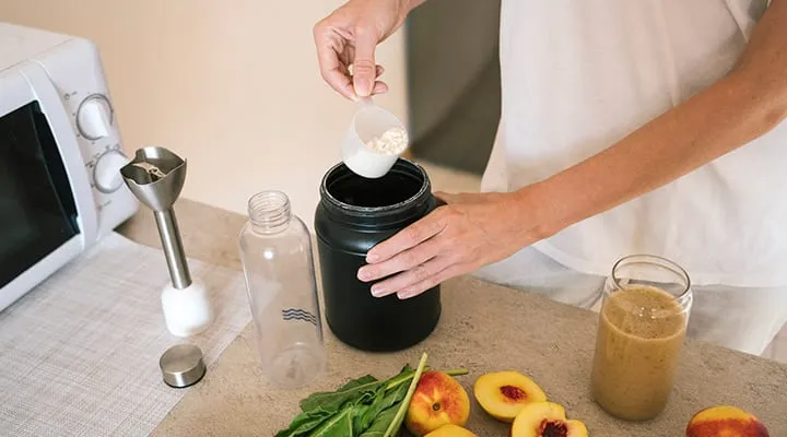 کراتین را با آب بخوریم بهتر است یا با آبمیوه؟